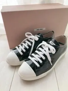 MIU MIU ブラック パテントレザー スニーカーのサムネイル