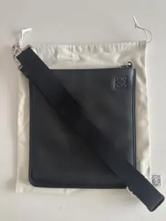 LOEWE ショルダーバッグ ブラック　アナグラム　フラット　クロスボディのサムネイル