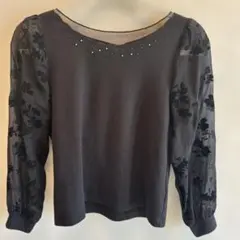 MAJESTICLEGONブラック 長袖カットソー 花柄シアー袖 ビジュー付き