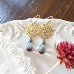 手作り雫ガラスと透かしパーツのピアス/イヤリング(金色)紫陽花 ブルー ボルドー
