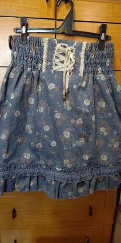 アクシーズファム花柄ひざ丈スカート ウエスト編み上げリボン裾フリルレースステッチ