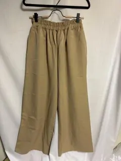 ベージュ ストレートレッグ カジュアルパンツ