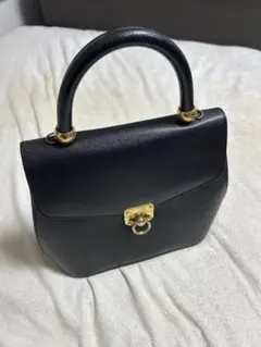 黒のレザーハンドバッグ
