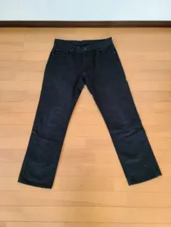 黒いストレートデニムパンツ