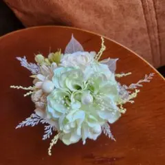 ＊ダリアのコサージュ＊　淡色グリーンのダリアにプリザーブドフラワーを添えて