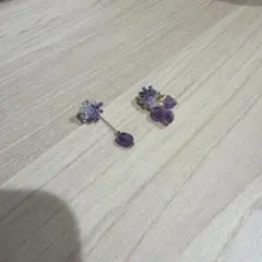 アメジストとビーズの左右非対称ピアス