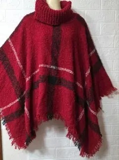 赤いチェック柄ポンチョ・タートルネック