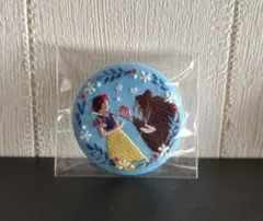 【24時間以内匿名配送】Disney 刺繍缶バッジビスケッ ト 白雪姫