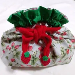 いちご柄お弁当袋　巾着袋　モチーフ付き　ハンドメイド　入園入学