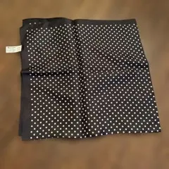 黒と白の水玉模様スカーフ