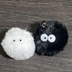 ふわふわ　キーホルダー　黒1個　白1個　合計2個セット
