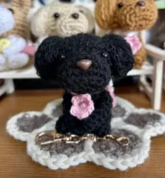 プードルブラックあみぐるみ（キーホルダー、ミニバッグ、リボン、お花付き）