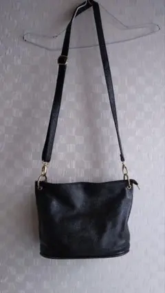 黒いショルダーバッグ タッセル付き