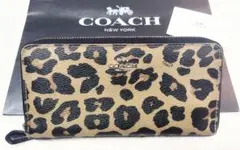 COACH レオパード柄 ラウンドファスナー財布のサムネイル