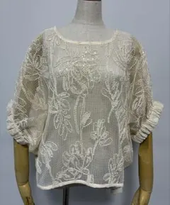 TRRAZZO DONNA購入　メッシュ刺繍ブラウス　ベージュ　新品のサムネイル
