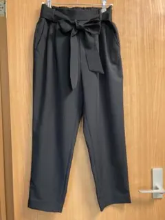 ブラックテーパードパンツ