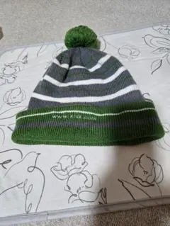 デサント　ポンポン付きニット帽 グレーと緑のストライプ　スノボ、スキー