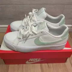 Nike ホワイト/ミントグリーン スニーカー