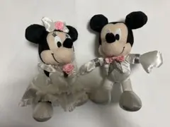 ミッキーマウスとミニーマウスのぬいぐるみ