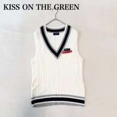 【キスオンザグリーン】ニットベスト（L)Vネック 英字ロゴ ケーブル編み 混綿
