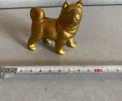 金色の犬の置物 柴犬または秋田犬をモチーフにした金色の犬の置物（フィギュア）