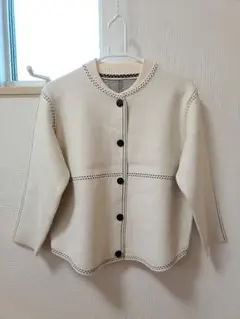 【美品】ボタン付きニットセーター（アイボリー/オフホワイト）