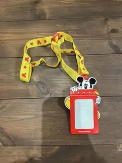 ミッキーマウス ストラップ付きパスケース