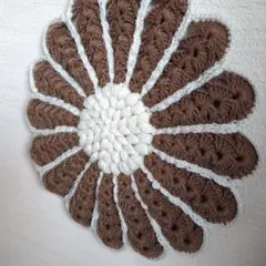 毛糸　ハンドメイド 花型 座布団 ブラウン＆ホワイト