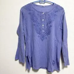 紫の刺繍入り長袖Tシャツ