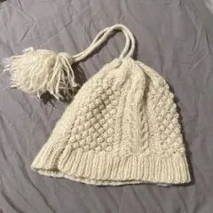 クリーム色 ケーブル編み ニット帽 ポンポン付き