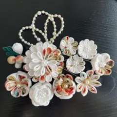 W08 つまみ細工の髪飾り-白- 成人式　卒業式　七五三