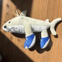 サメ ぬいぐるみ 青いスニーカー付き