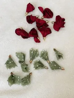 まとめ売り☆レッドフラワーチャーム8個+グリーンリボンチャーム10個☆手芸パーツ