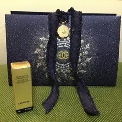 CHANEL シャネル2024年ホリデーラッピングチャームとリボンと箱ショッパー CHANEL - CHANEL 2024 ホリデー限定ギフトボックス ラッピング