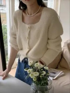 クリームカラー ボタン付きニットカーディガン