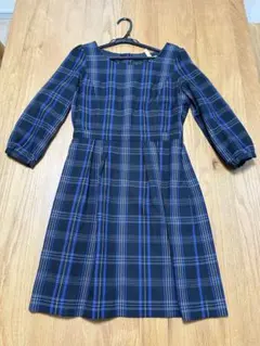 黒と青のチェック柄長袖ワンピース