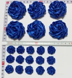専用ページです。巻きバラモチーフ 青 2cm、5cm 計21個