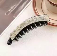 新品　しっかり大きめ＆強力バネ付き！　大人可愛いバナナグリップ♡ E