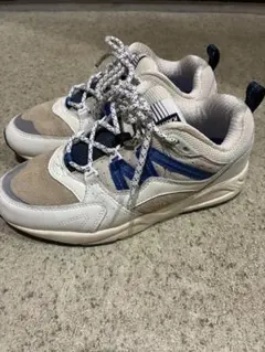 ベージュ スニーカー