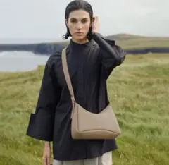 美品 ポレーヌ ショルダーバッグ ウミ レザー ブラック ロゴ刻印 斜めがけ 美品 ポレーヌ ショルダーバッグ ウミ レザー ブラック ロゴ刻印