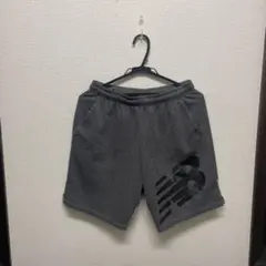 New Balance グレーショートパンツ
