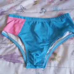 青とピンクの競泳水着