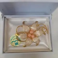 未使用　沖縄珊瑚 ブローチ 花モチーフ ゴールドカラー