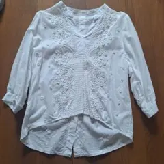 刺繍入りホワイト五分袖シャツ