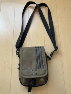 adidas ショルダーバッグ オリーブ色