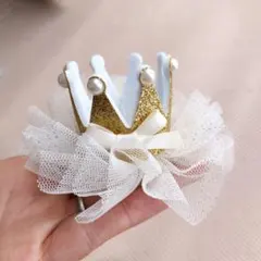 金色の王冠と白のリボンのヘアクリップ
