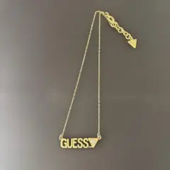 GUESS ゴールド ロゴネックレス ストーン付き
