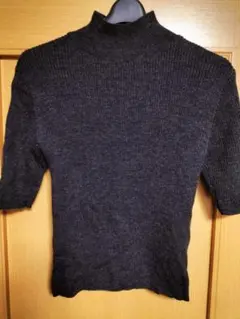 ダークグレーのタートルネック 五分袖ニットセーター・サイズМ