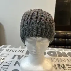 グレーとブラウンの編み込みニットキャップ