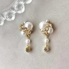 no.120ホワイトパールビジューピアス　イヤリング　フォーマル 淡色 スーツ